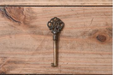 ヴィンテージ家具　フランスビンテージ　オーク材製　美しい彫刻入りのサイドキャビネット