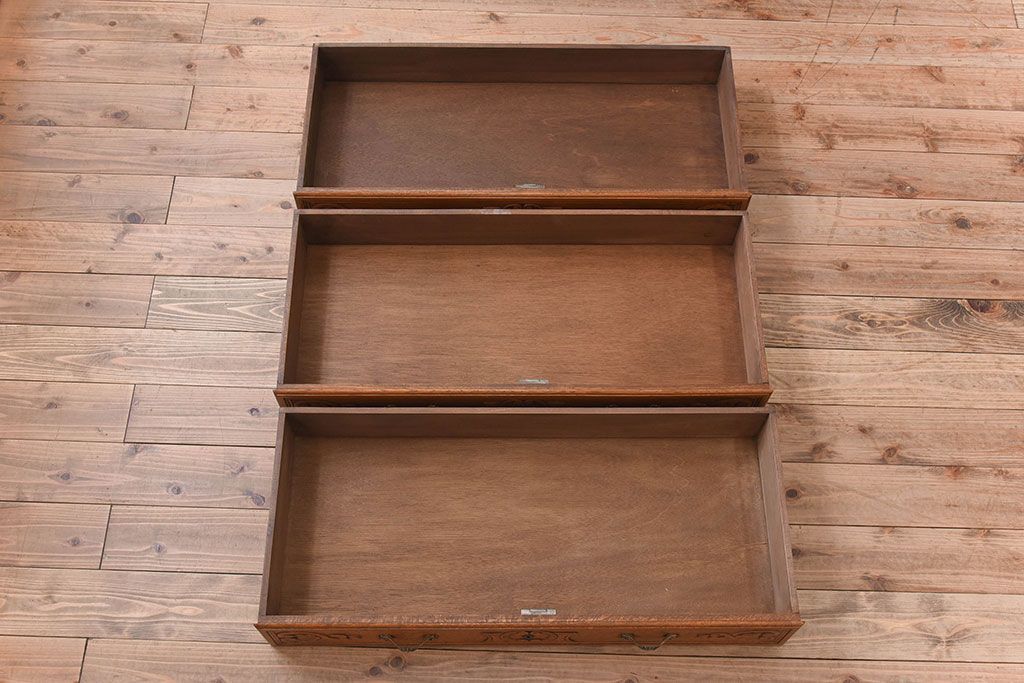 ヴィンテージ家具　フランスビンテージ　オーク材製　彫刻入り3段チェスト(キャビネット)