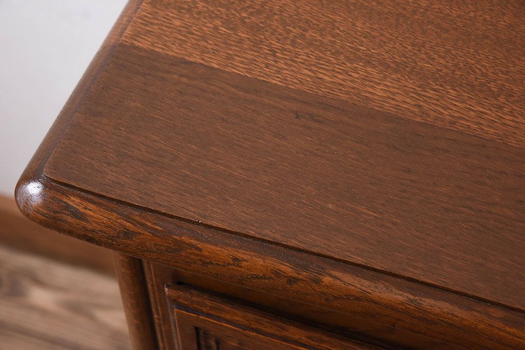 ヴィンテージ家具　フランスビンテージ　オーク材製　彫刻入り3段チェスト(キャビネット)