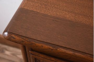 ヴィンテージ家具　フランスビンテージ　オーク材製　彫刻入り3段チェスト(キャビネット)