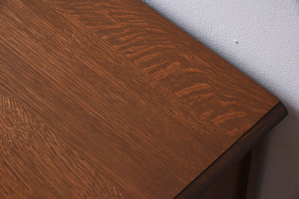 ヴィンテージ家具　フランスビンテージ　オーク材製　彫刻入り3段チェスト(キャビネット)