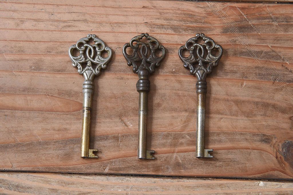 ヴィンテージ家具　フランスビンテージ　オーク材製　彫刻入り3段チェスト(キャビネット)