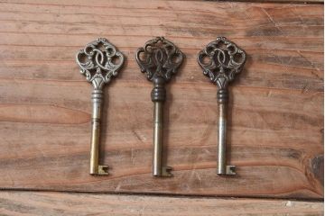 ヴィンテージ家具　フランスビンテージ　オーク材製　彫刻入り3段チェスト(キャビネット)