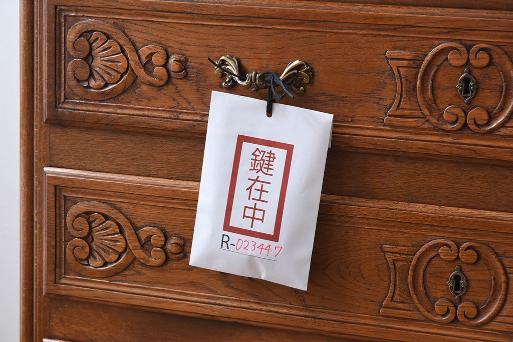 ヴィンテージ家具　フランスビンテージ　オーク材製　彫刻入り3段チェスト(キャビネット)