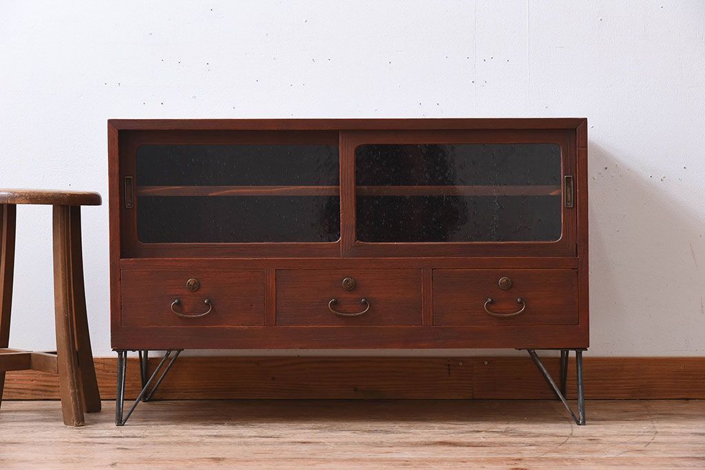 アンティーク家具　アンティーク　気泡ガラス引き戸の鉄脚ローボード(2)