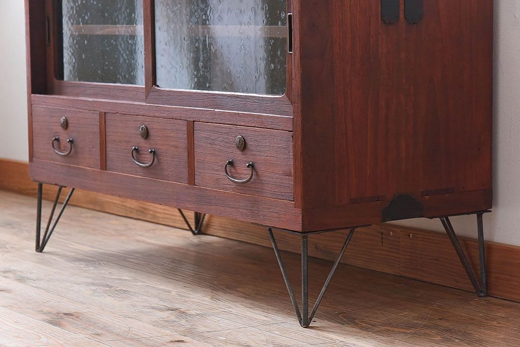 アンティーク家具　アンティーク　気泡ガラス引き戸の鉄脚ローボード(2)