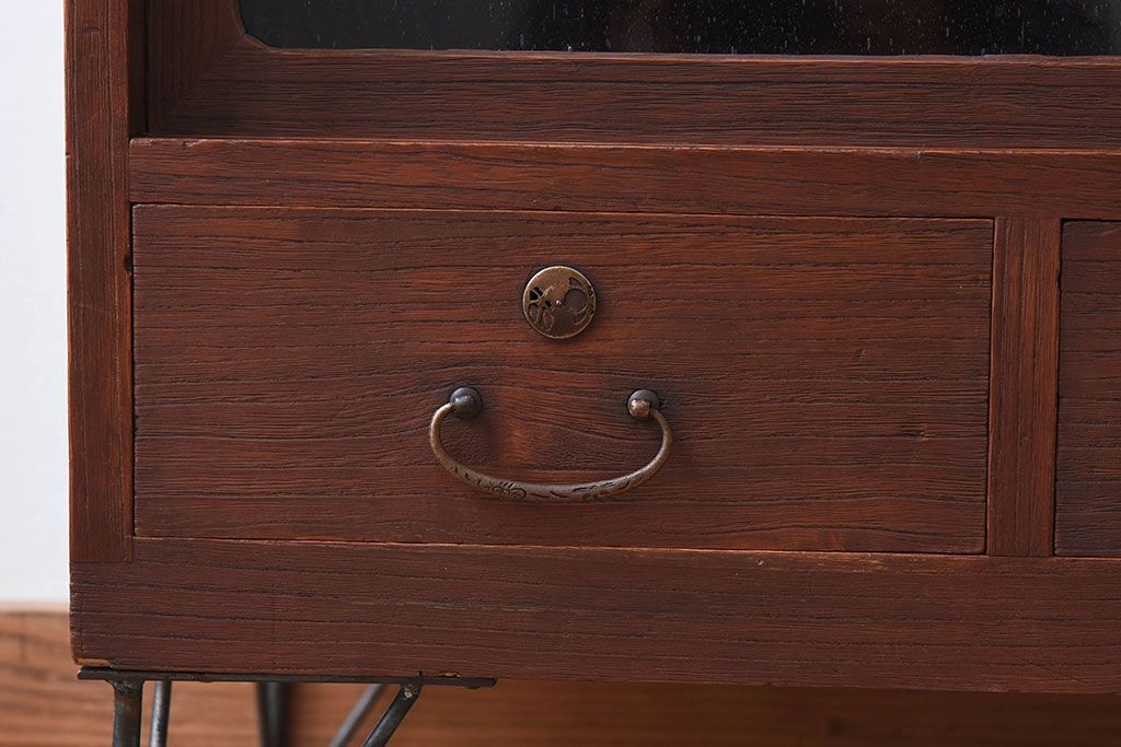 アンティーク家具　アンティーク　気泡ガラス引き戸の鉄脚ローボード(2)