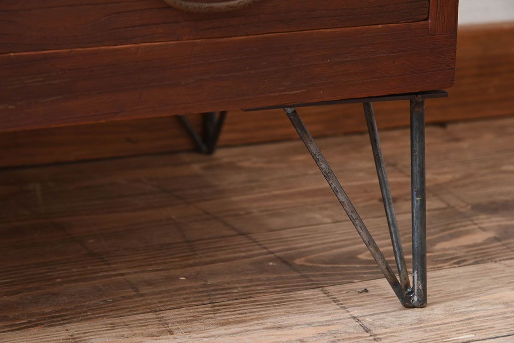 アンティーク家具　アンティーク　気泡ガラス引き戸の鉄脚ローボード(2)