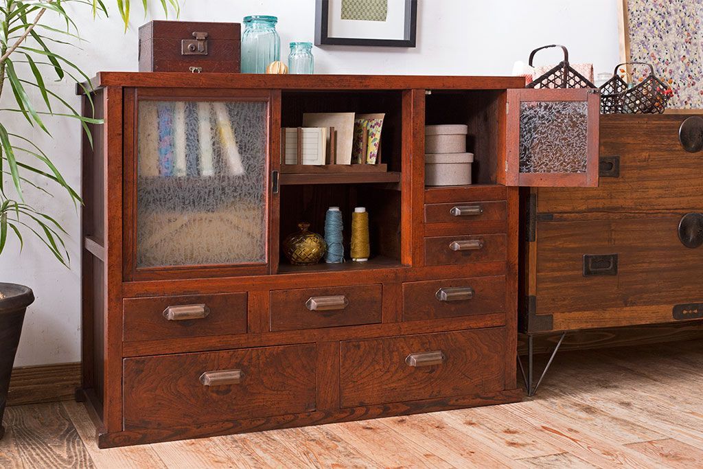 アンティーク家具　結霜ガラス入り!前面欅材の小ぶりなアンティーク収納棚(2)