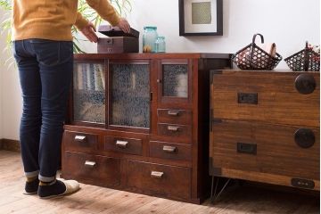 アンティーク家具　結霜ガラス入り!前面欅材の小ぶりなアンティーク収納棚(2)
