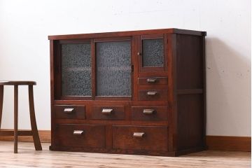 アンティーク家具　結霜ガラス入り!前面欅材の小ぶりなアンティーク収納棚(2)