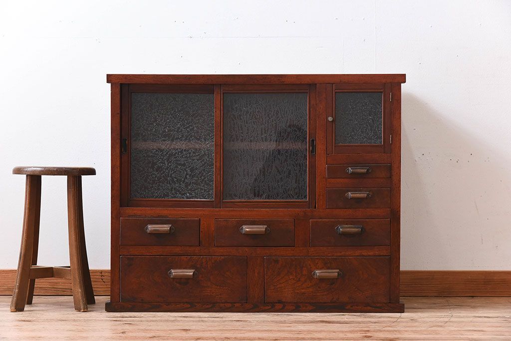 アンティーク家具　結霜ガラス入り!前面欅材の小ぶりなアンティーク収納棚(2)