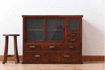 アンティーク家具　結霜ガラス入り!前面欅材の小ぶりなアンティーク収納棚(2)