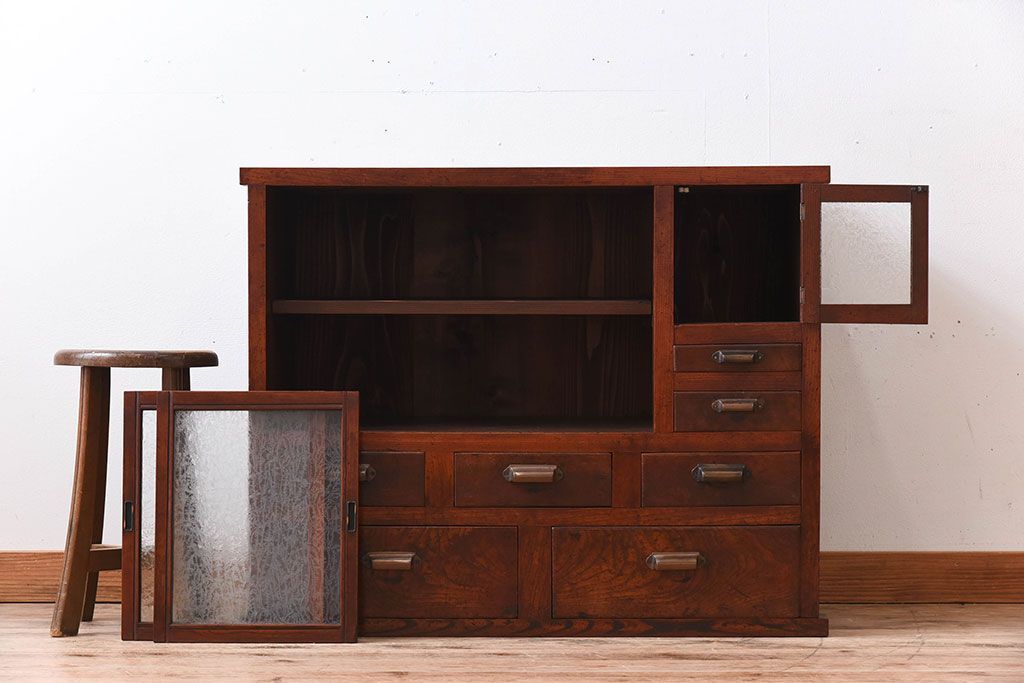 アンティーク家具　結霜ガラス入り!前面欅材の小ぶりなアンティーク収納棚(2)