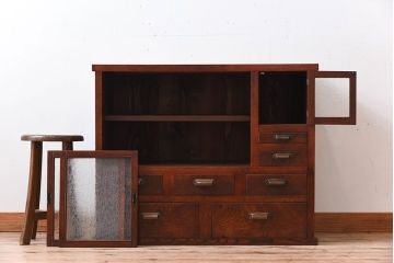 アンティーク家具　結霜ガラス入り!前面欅材の小ぶりなアンティーク収納棚(2)