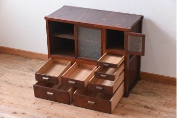 アンティーク家具　結霜ガラス入り!前面欅材の小ぶりなアンティーク収納棚(2)