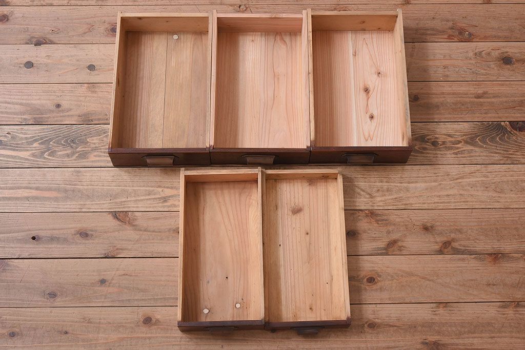 アンティーク家具　結霜ガラス入り!前面欅材の小ぶりなアンティーク収納棚(2)