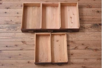 アンティーク家具　結霜ガラス入り!前面欅材の小ぶりなアンティーク収納棚(2)