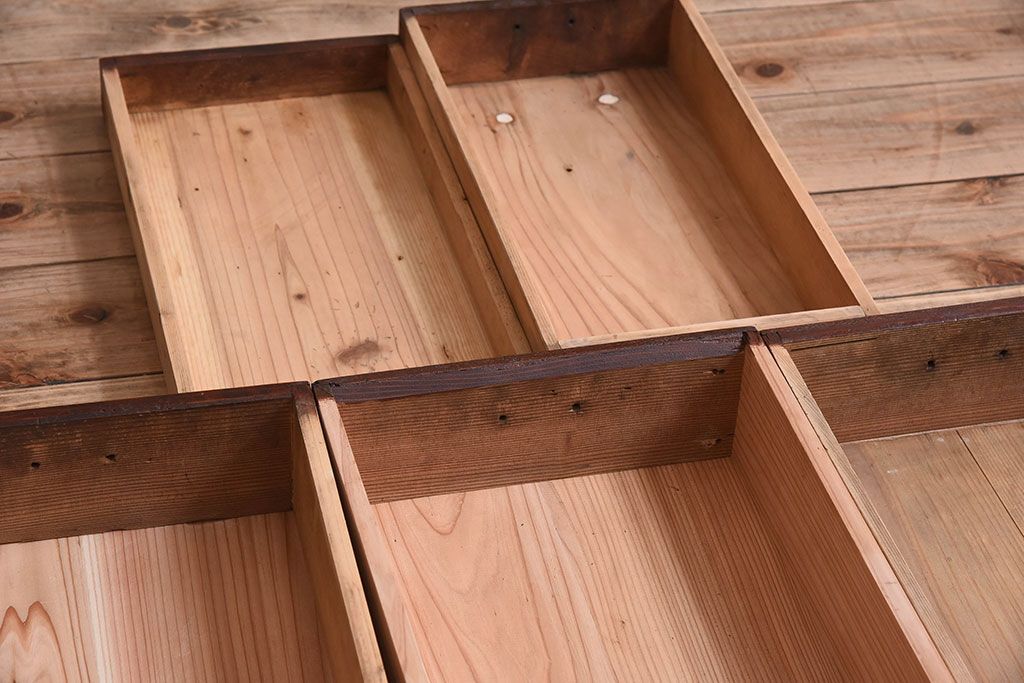 アンティーク家具　結霜ガラス入り!前面欅材の小ぶりなアンティーク収納棚(2)