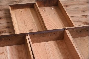 アンティーク家具　結霜ガラス入り!前面欅材の小ぶりなアンティーク収納棚(2)