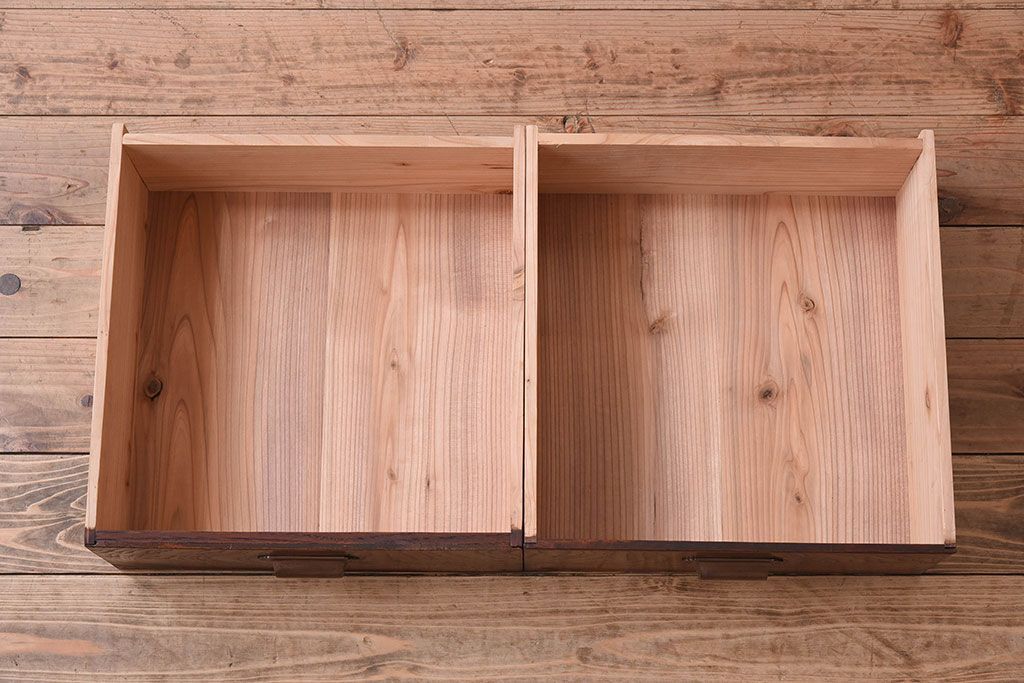 アンティーク家具　結霜ガラス入り!前面欅材の小ぶりなアンティーク収納棚(2)