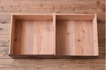 アンティーク家具　結霜ガラス入り!前面欅材の小ぶりなアンティーク収納棚(2)