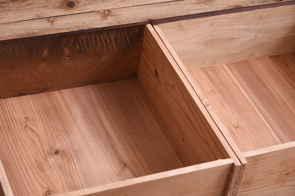 アンティーク家具　結霜ガラス入り!前面欅材の小ぶりなアンティーク収納棚(2)