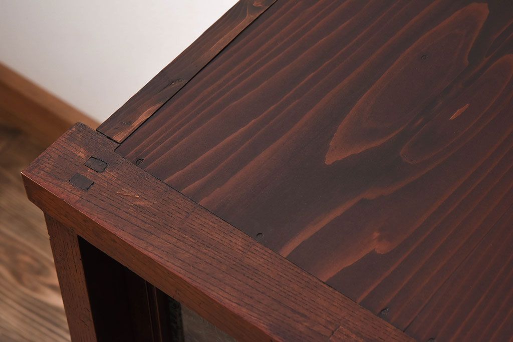 アンティーク家具　結霜ガラス入り!前面欅材の小ぶりなアンティーク収納棚(2)