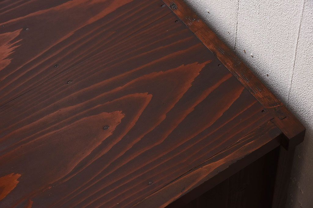 アンティーク家具　結霜ガラス入り!前面欅材の小ぶりなアンティーク収納棚(2)