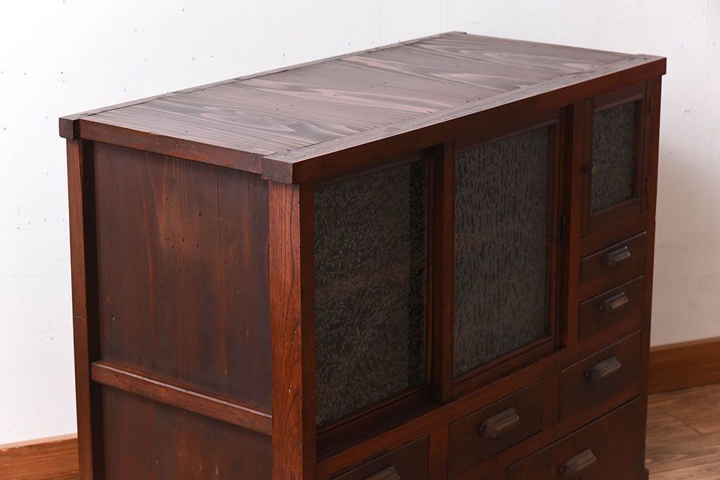 アンティーク家具　結霜ガラス入り!前面欅材の小ぶりなアンティーク収納棚(2)