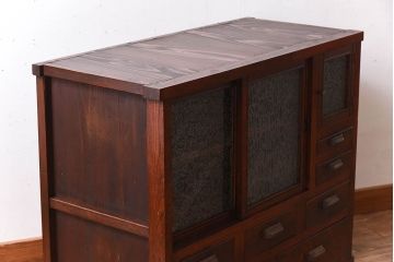 アンティーク家具　結霜ガラス入り!前面欅材の小ぶりなアンティーク収納棚(2)