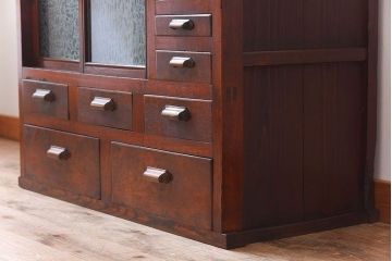 アンティーク家具　結霜ガラス入り!前面欅材の小ぶりなアンティーク収納棚(2)