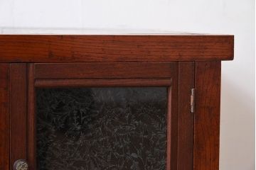 アンティーク家具　結霜ガラス入り!前面欅材の小ぶりなアンティーク収納棚(2)