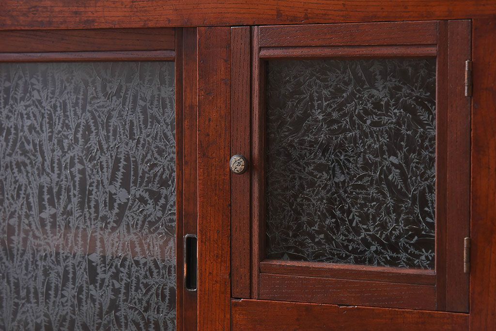 アンティーク家具　結霜ガラス入り!前面欅材の小ぶりなアンティーク収納棚(2)