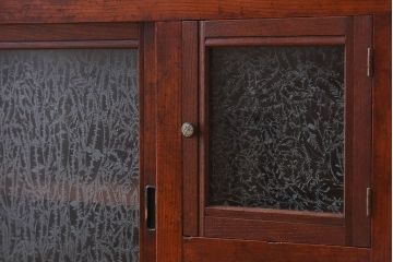 アンティーク家具　結霜ガラス入り!前面欅材の小ぶりなアンティーク収納棚(2)