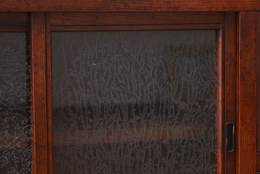 アンティーク家具　結霜ガラス入り!前面欅材の小ぶりなアンティーク収納棚(2)