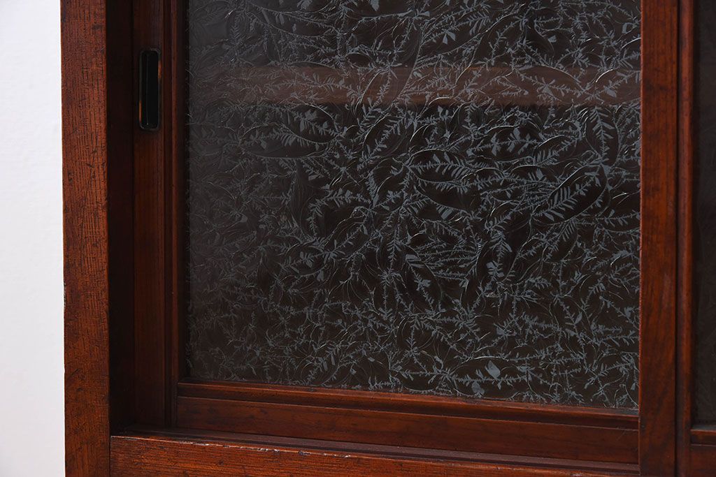 アンティーク家具　結霜ガラス入り!前面欅材の小ぶりなアンティーク収納棚(2)