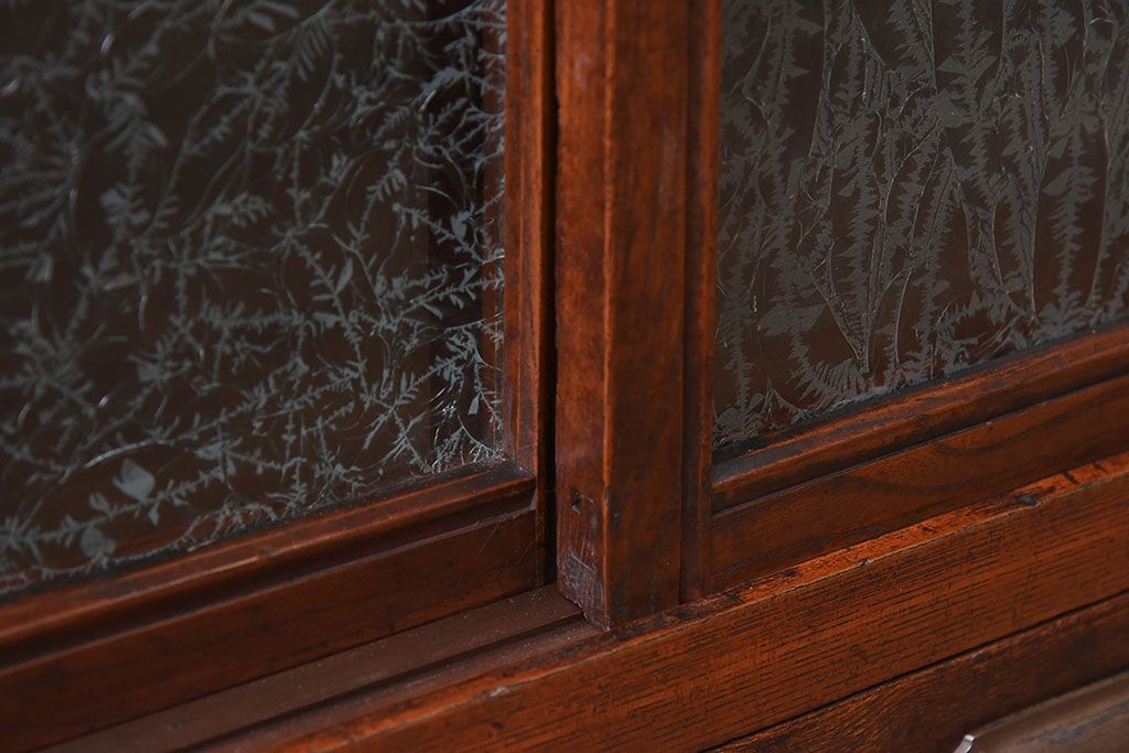 アンティーク家具　結霜ガラス入り!前面欅材の小ぶりなアンティーク収納棚(2)