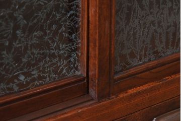 アンティーク家具　結霜ガラス入り!前面欅材の小ぶりなアンティーク収納棚(2)