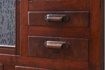 アンティーク家具　結霜ガラス入り!前面欅材の小ぶりなアンティーク収納棚(2)