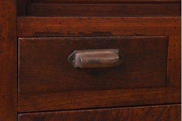 アンティーク家具　結霜ガラス入り!前面欅材の小ぶりなアンティーク収納棚(2)