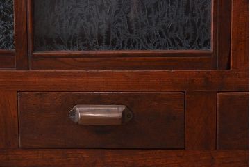 アンティーク家具　結霜ガラス入り!前面欅材の小ぶりなアンティーク収納棚(2)