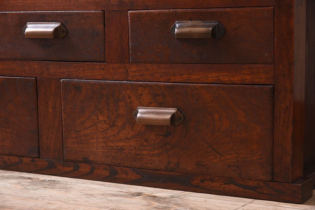 アンティーク家具　結霜ガラス入り!前面欅材の小ぶりなアンティーク収納棚(2)