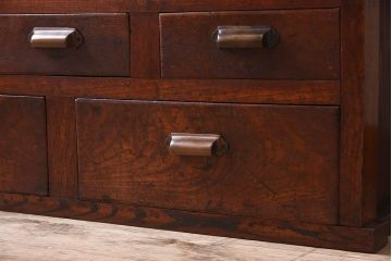 アンティーク家具　結霜ガラス入り!前面欅材の小ぶりなアンティーク収納棚(2)