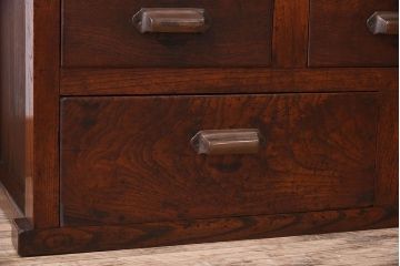 アンティーク家具　結霜ガラス入り!前面欅材の小ぶりなアンティーク収納棚(2)