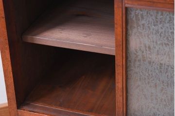 アンティーク家具　結霜ガラス入り!前面欅材の小ぶりなアンティーク収納棚(2)