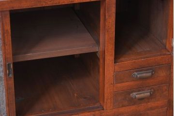 アンティーク家具　結霜ガラス入り!前面欅材の小ぶりなアンティーク収納棚(2)