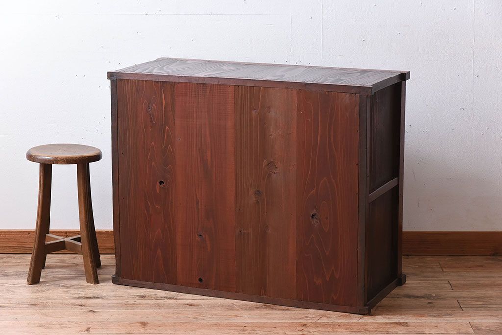 アンティーク家具　結霜ガラス入り!前面欅材の小ぶりなアンティーク収納棚(2)