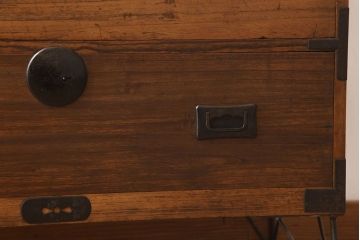 アンティーク家具　鉄脚付き!シンプルな古い木製の箪笥ローボード(衣装箪笥)