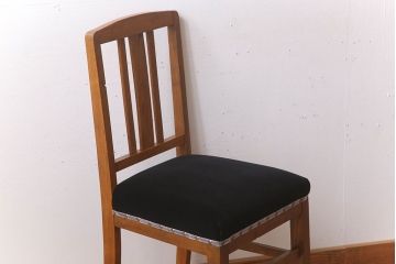 アンティーク家具　クッション座面　栗材製のシンプルなアンティークチェア
